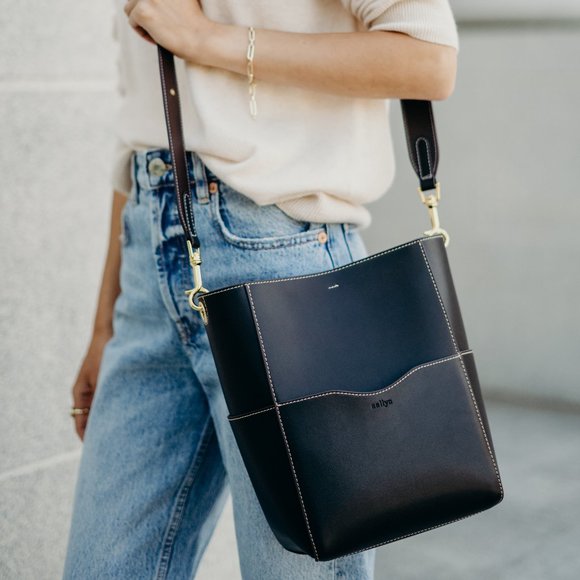 😍 The Jordan Leather Bucket Bag - Black - Picture 5 of 17